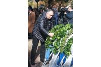 ΚΑΤΑΘΕΣΗ ΣΤΕΦΑΝΟΥ ΑΠΟ ΤΟΝ ΠΡΟΕΔΡΟ ΤΟΥ ΒΙΟΤΕΧΝΙΚΟΥ ΕΠΜΕΛΗΤΗΡΙΟΥ ΠΕΙΡΑΙΑ ΣΤΗ ΜΝΗΜΗ ΤΟΥ ΑΝΤΙΝΑΥΑΡΧΟΥ ΠΑΝΑΓΙΩΤΗ ΒΛΑΧΑΚΟΥ ΠΝ