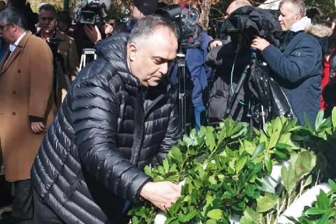 ΚΑΤΑΘΕΣΗ ΣΤΕΦΑΝΟΥ ΑΠΟ ΤΟΝ ΠΡΟΕΔΡΟ ΤΟΥ ΒΙΟΤΕΧΝΙΚΟΥ ΕΠΜΕΛΗΤΗΡΙΟΥ ΠΕΙΡΑΙΑ ΣΤΗ ΜΝΗΜΗ ΤΟΥ ΑΝΤΙΝΑΥΑΡΧΟΥ ΠΑΝΑΓΙΩΤΗ ΒΛΑΧΑΚΟΥ ΠΝ