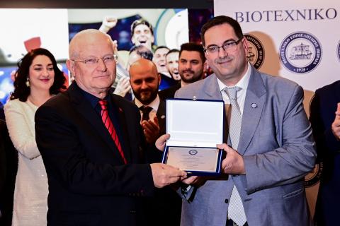 Τιμητική βράβευση στον Πρόεδρο της ΠΑΕ Ολυμπιακός από το Βιοτεχνικό Επιμελητήριο Πειραιά