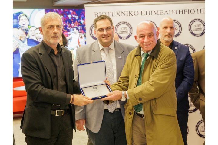 Τιμητική βράβευση στον Δήμαρχο Πειραιά Γιάννη Μώραλη στην κοπή της πρωτοχρονιάτικης πίτας του Βιοτεχνικού Επιμελητηρίου Πειραιά