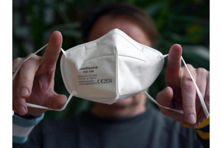 Αναστέλλεται η υποχρεωτική χρήση μάσκας σε όλους τους χώρους εσωτερικούς και εξωτερικούς Παραμένει στα νοσοκομεία, στις ΜΦΗ και στα ΜΜΜ